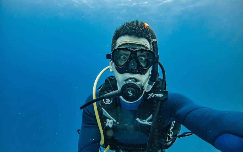 diver scared because of holding pee